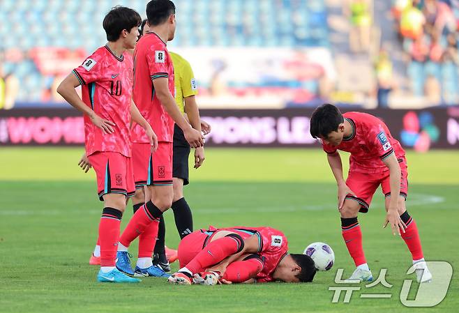 10일(현지시간) 요르단 암만 국제경기장에서 열린 2026 국제축구연맹(FIFA) 북중미 월드컵 아시아 3차 예선 B조 3차전 대한민국과 요르단의 경기, 대한민국 황희찬이 요르단 나시브의 태클에 걸려 넘어진 후 고통을 호소하고 있다. 2024.10.10/뉴스1 ⓒ News1 김도우 기자