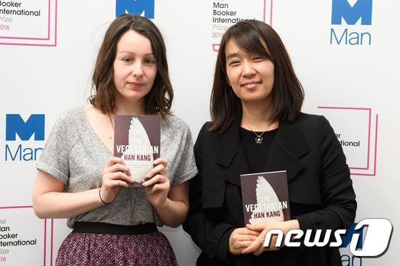 소설가 한강(우측)과 '채식주의자'(영문명 The Vegetarian)를 번역한 영국인 데보라 스미스가 15일(현지시간) 런던에서 진행된 포토콜 행사에서 포즈를 취했다.  ⓒ AFP=뉴스1 ⓒ News1 최종일 기자