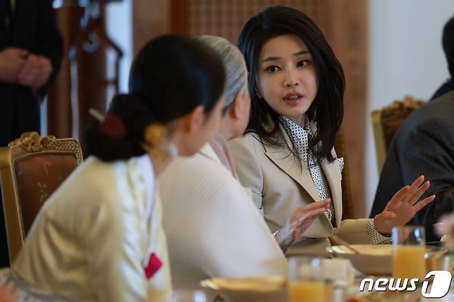 김건희 여사가 4일 청와대 상춘재에서 열린 국가무형문화재 전통공연·예술 분야 보유자, 이수자, 전수생들과의 오찬에서 참석자들과 대화하고 있다. (대통령실 제공) 20232.4.4/뉴스1 ⓒ News1 오대일 기자