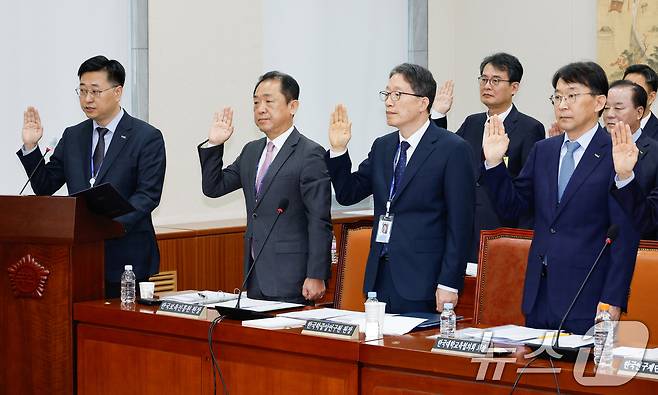 11일 오전 서울 여의도 국회 교육위원회에서 열린 국정감사에서 증인 선서를 하는 박상규 한국대학교육협의회장(오른쪽 첫번째) 2024.10.11/뉴스1 ⓒ News1 안은나 기자