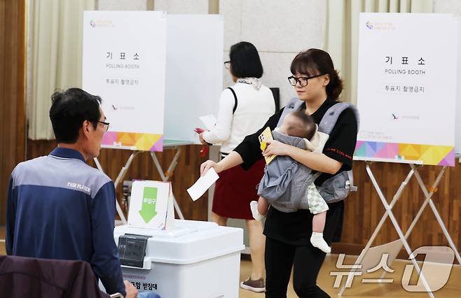 10·16 재·보궐선거 사전투표일 첫날인 11일 오전 전남 영광군 청소년문화센터에 마련된 사전투표소에 한 유권자가 투표를 하고 있다. 2024.10.11/뉴스1 ⓒ News1 김태성 기자