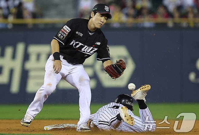 11일 오후 서울 송파구 잠실야구장에서 열린 프로야구 '2024 신한 SOL 뱅크 KBO 포스트시즌' 준플레이오프 5차전 kt 위즈와 LG 트윈스의 경기, LG 신민재가 3회말 1사 1루에서 2루 도루를 시도하고 있다. 신민재는 kt 포수 장성우의 악송구로 3루까지 진루에 성공했다. 2024.10.11/뉴스1 ⓒ News1 김진환 기자