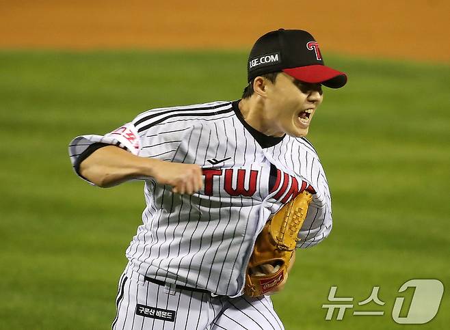 11일 오후 서울 송파구 잠실야구장에서 열린 프로야구 '2024 신한 SOL 뱅크 KBO 포스트시즌' 준플레이오프 5차전 KT 위즈와 LG 트윈스의 경기, 5회말 KT공격 2사 1루 상황에서 오윤석을 땅볼로 막아낸 LG 선발투수 임찬규가 마운드를 내려오며 포효하고 있다. 2024.10.11/뉴스1 ⓒ News1 오대일 기자