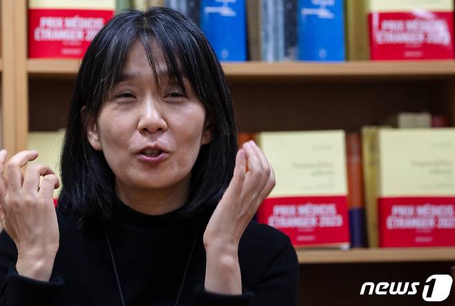 장편소설 ‘작별하지 않는다’로 프랑스 4대 문학상 중 하나인 메디치 외국문학상을 받은 작가 한강이 9일 오후(현지시간) 프랑스 파리 그라세(Grasset)출판사에서 한국 특파원들과 인터뷰를 하고 있다. 2023.11.10/뉴스1 ⓒ News1 이준성 기자