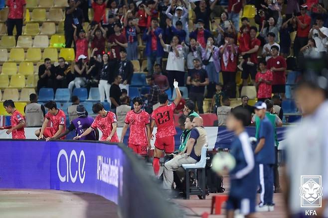 축구대표팀 오현규(가운데)가 10일 요르단전에서 추가골을 넣은 뒤 환호하고 있다. 사진 | 대한축구협회