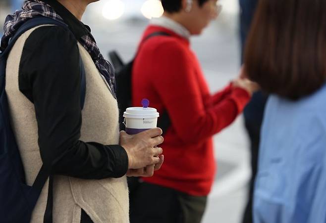 서울 종로구 광화문광장 인근에서 한 시민이 음료를 들고 있다.ⓒ연합뉴스