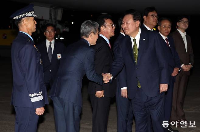 동아시아 순방을 마친 윤석열 대통령과 김건희 여사가 11일 경기도 성남시 서울공항을 통해 귀국했다. 윤 대통령이 마중 나온 인사들과 악수하고 있다. 성남=송은석 기자 silverstone@donga.com