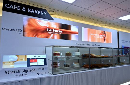 LG전자의 투명 올레드 사이니지 등을 활용해 식음료(F&B) 매장에서 제품을 진열하고 있다. LG전자 제공