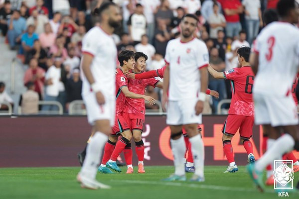 이재성(가운데 왼쪽), 이강인(이상 대한민국 남자 축구대표팀). 대한축구협회 제공