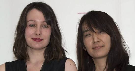 소설 ‘채식주의자’의 맨 부커상 수상은 번역과 원전의 적정 거리에 대한 논쟁을 폭발시키기도 했다. 번역자 데버라 스미스(왼쪽)와 작가 한강. ‘원작을 제멋대로 썼다’는 비판 뒤 서서히 ‘영어 사용자들을 위한 재탄생’이라거나 젠더 측면에서의 ‘저항적 번역’이라든가의 옹호론이 뒤따랐다. EPA 연합뉴스