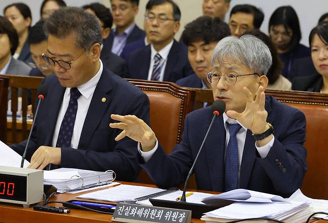 김광동 진실화해위 위원장이 10일 서울 여의도 국회에서 열린 행정안전위원회 국정감사에서 발언하고 있다. 윤운식 선임기자 yws@hani.co.kr