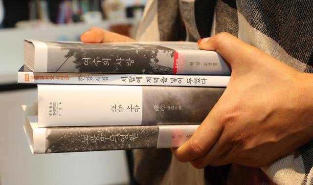 11일 제주시 이도이동 남문서점에서 한 시민이 한국 작가 최초로 노벨문학상을 수상한 소설가 한강의 작품을 구매하고 있다. 뉴시스
