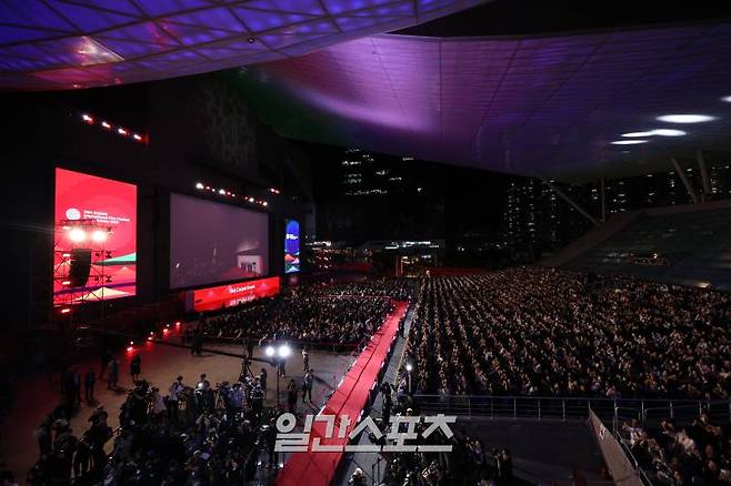 제29회 부산국제영화제 개막식이 2일 오후 부산 해운대구 영화의 전당에서 열렸다. 오는 11일까지 열흘간 진행되는 올해 영화제에는 총 63개국 영화 224편이 초청돼 세계 각국의 영화 팬들과 만난다. 부산=서병수 기자 qudtn@edaily.co.kr /2024.10.02/