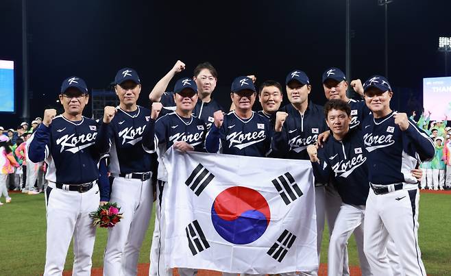 <yonhap photo-4825="">(사오싱[중국]=연합뉴스) 홍해인 기자 = 7일 중국 저장성 항저우 인근 사오싱 야구·소프트볼 스포츠센터 제1구장에서 열린 2022 항저우 아시안게임 결승전에서 대만을 꺾고 우승한 대한민국 대표팀 류중일 감독과 선수들이 그라운드에서 태극기를 들고 기념촬영을 하고 있다. 2023.10.7 hihong@yna.co.kr/2023-10-07 22:30:49/ <저작권자 ⓒ 1980-2023 ㈜연합뉴스. 무단 전재 재배포 금지.></yonhap>