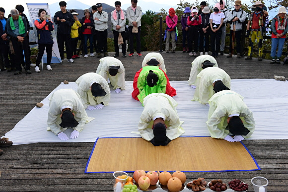 김천시가 부항면 삼도봉 정상에서 제36회 삼도봉 만남의 날(김천·영동·무주) 행사를 개최해 기원제를 올리고 있다. [사진=김천시청]