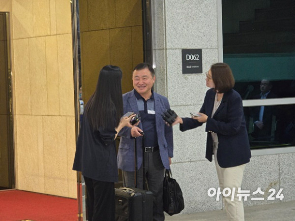 노태문 삼성전자 MX사업부장 사장이 11일 오후 서울 강서구 김포비즈니스 항공센터에서 동남아 출장을 마친 후 귀국하고 있다. [사진=권용삼 기자]