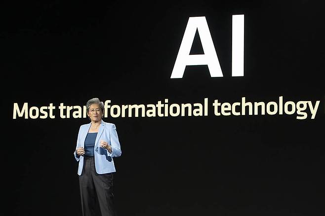 리사 수 AMD 최고경영자가 샌프란시스코 모스콘 센터에서 열린 ‘어드밴싱 AI’ 행사의 기조연설을 진행 중이다 / 출처=IT동아