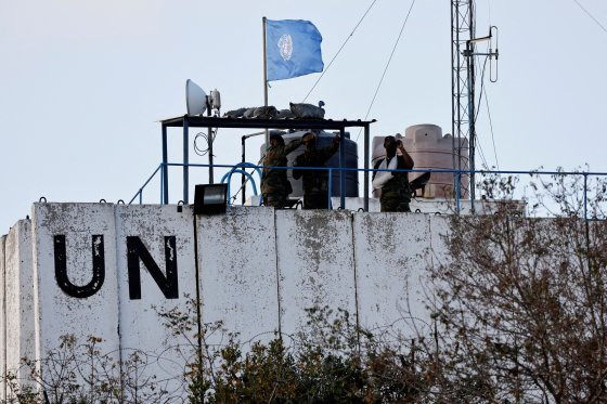 유엔평화유지군(UNIFIL)이 지난해 10월 레바논 남부 마르와힌 마을의 관측탑 옥상에 서서 레바논-이스라엘 국경을 바라보고 있다. 로이터=연합뉴스