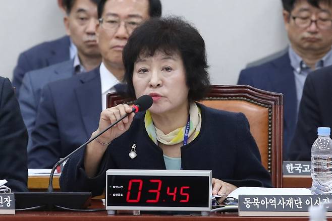 박지향 동북아역사재단 이사장이 11일 오후 서울 여의도 국회에서 열린 교육위원회의 한국교육학술정보원·한국고전번역원 등에 대한 국정감사에 출석해 의원 질의에 답하고 있다. / 사진=뉴스1