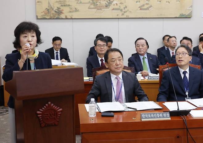 1일 국회에서 열린 국회 교육위원회 국정감사에서 박지향 동북아역사재단 이사장이 업무 보고를 하고 있다. / 사진=연합뉴스