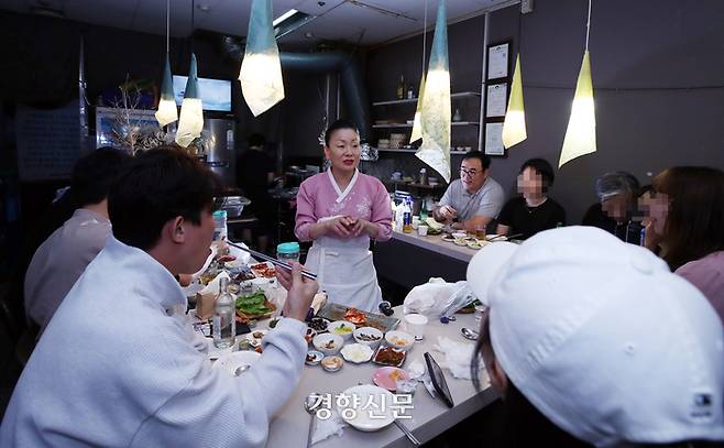 김미령 셰프가 지난 1일 서울 도봉구 창동 ‘즐거운 술상’에서 손님들에게 음식을 서빙하며 대화를 나누고 있다. 서성일 선임기자