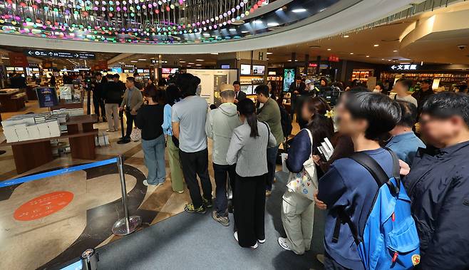 People line up to purchase Han Kang's books at Kyobo Bookstore in Gwanghwamun, central Seoul on Friday. (Yonhap)