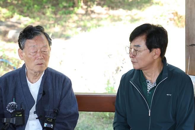 Han Seung-won, left, father of Han Kang, who won the Nobel Prize in Literature in 2024, speaks to reporters at a press conference held in South Jeolla on Friday. [YONHAP]