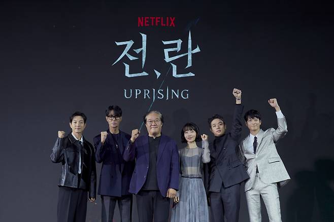 From left, actors Jung Sung-il, Cha Seung-won, director Kim Sang-man, actor Kim Shin-rock, Park Jeong-min and Gang Dong-won pose for a photo during the film's press conference held in Dongdaemun District, eastern Seoul, on Thursday. [NETFLIX]