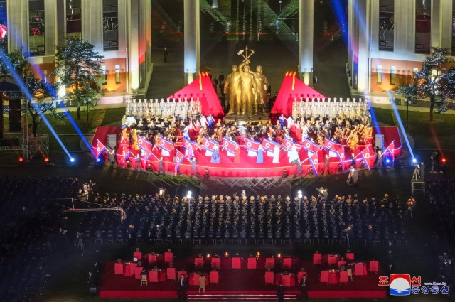 김정은 북한 국무위원장이 참석한 가운데 노동당 창건 79주년을 기념하는 경축공연과 연회가 지난 10일 노동당 중앙간부학교에서 진행되었다고 조선중앙통신이 11일 보도했다. 연합뉴스