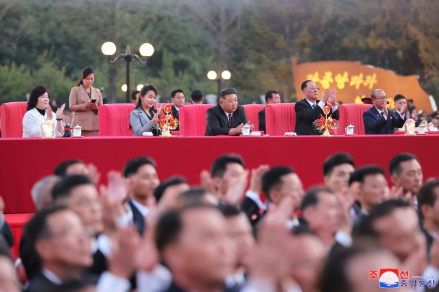 김정은 북한 국무위원장이 참석한 가운데  노동당 창건 79주년을 기념하는 경축공연과 연회가 지난 10일 노동당 중앙간부학교에서 진행되었다고 조선중앙통신이 11일 보도했다.  연합뉴스