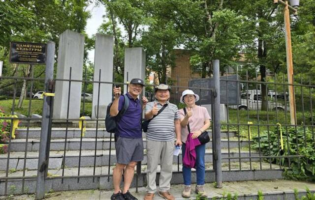 블라디보스토크 외곽 주택가에 설치된 ‘신한촌’ 기념비 앞에서 일행과 기념촬영. 작가 제공