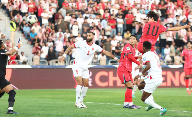 10일(현지시간) 요르단 암만국제경기장에서 열린 2026 FIFA 북중미월드컵 아시아 3차 예선 3차전 요르단과의 원정 경기서 전반 한국의 이재성(10번)이 헤더 선제골을 터뜨리고 있다.연합뉴스