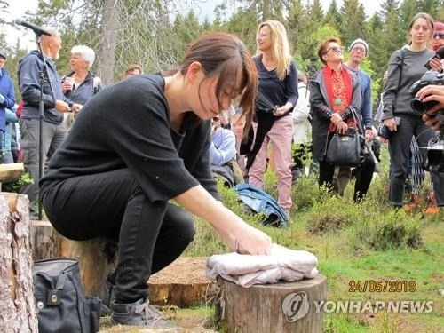 지난 2019년 5월 노르웨이 오슬로 외곽 미래도서관 숲에서 원고 전달식을 하는 한강. [사진 출처 = 연합뉴스]