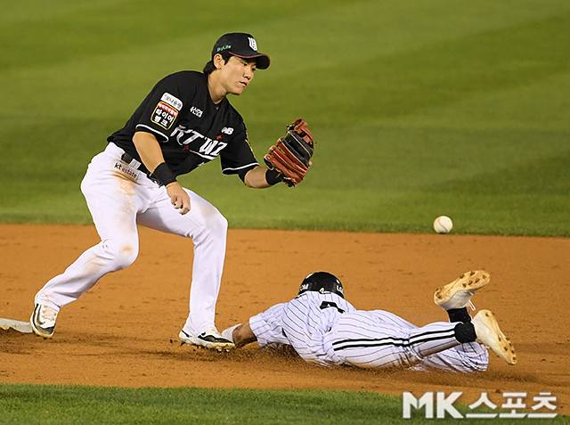 LG 신민재. 사진(서울 잠실)=천정환 기자