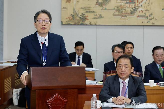 (서울=뉴스1) 안은나 기자 = 김낙년 한국학중앙연구원장이 11일 오전 서울 여의도 국회 교육위원회에서 열린 한국교육학술정보원·한국고전번역원 등 국정감사에서 인사말을 하고 있다. 2024.10.11/뉴스1  Copyright (C) 뉴스1. All rights reserved. 무단 전재 및 재배포,  AI학습 이용 금지. /사진=(서울=뉴스1) 안은나 기자