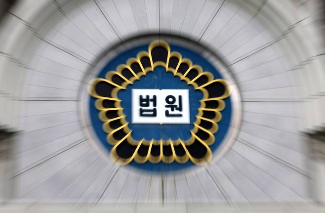 술이 덜 깬 상태로 운전대를 잡아 행인을 쳐 사망하게 한 20대가 항소심에서 감형을 선고 받았다. /사진=뉴시스