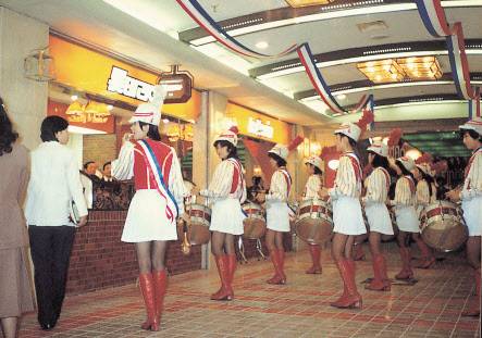 1979년 10월 롯데백화점 소공점에 문을 연 롯데리아 1호점 모습 [롯데GRS 제공]