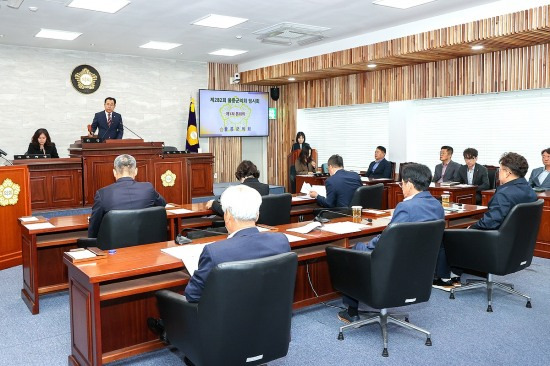 이상식 의장이  제282회 임시회 개회를 선언하고 있다(울릉군 의회 제공)