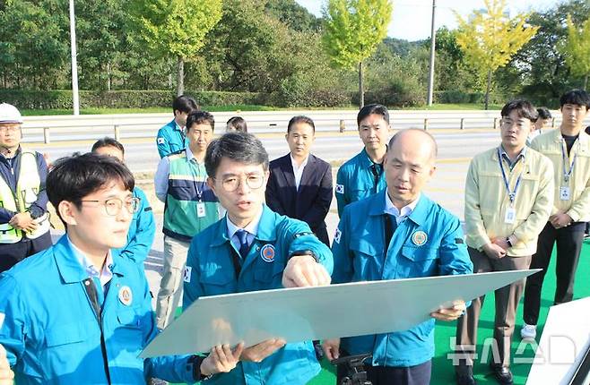 [원주=뉴시스] 이덕화 기자 = 11일 김완섭 환경부 장관이 원주천 유역의 홍수 방어 능력 확보를 위해 2029년 9월 완공 예정인 원주시 학성 저류지 공사 현장을 방문해 원주환경청 직원의 브리핑 후 의견을 말하고 있다. 2024.10.11. wonder8768@newsis.com