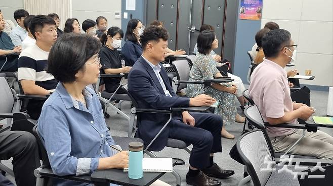 열심히 강의를 듣고 있는 생태학교 참석자들 모습. 박사라 기자