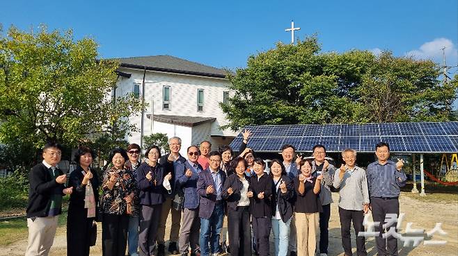 청주 쌍샘교회 생태탐방에서 백영기 목사와 기념사진을 찍고 있다. 박사라 기자