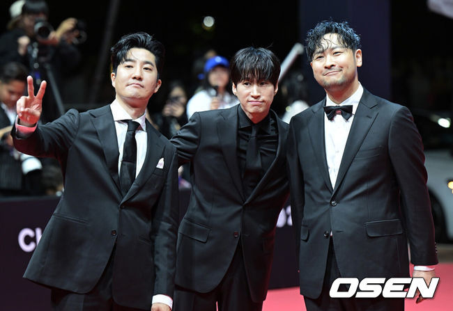 [OSEN=부산, 지형준 기자] 제29회 부산국제영화제(BIFF) 레드카펫 행사가 2일 오후 부산 해운대구 영화의 전당에서 열렸다.이번 부산국제영화제(이하 부국제)에서는 2일 개막작 ‘전.란’을 시작으로 상영작 54편을 포함해 총 63개국의 영화작품 278편을 영화의전당, CGV센텀시티, 롯데시네마 센텀시티, 영화진흥위원회 표준시사실, 메가박스 부산극장 등 총 5개 극장 26개 상영관에서 만나 볼 수 있다.가수 에픽하이가 레드카펫을 밟으며 포즈를 취하고 있다. 2024.10.02 / jpnews@osen.co.kr