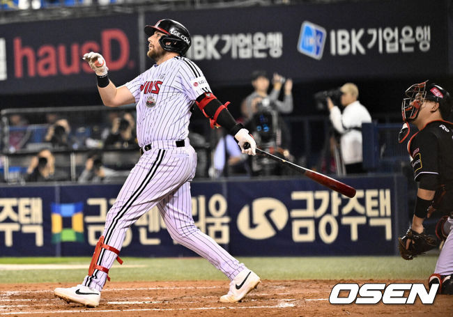 [OSEN=잠실, 조은정 기자]11일 서울 잠실야구장에서 ‘2024 신한 SOL뱅크 KBO 포스트시즌’ 준플레이오프 5차전 LG 트윈스와 KT 위즈의 경기가 열렸다.LG는 임찬규, KT는 엄상백을 5차전 선발 투수로 내세웠다.3회말 1사 3루 LG 오스틴이 희생타를 날린 뒤 타구를 바라보고 있다. 2024.10.11 /cej@osen.co.kr