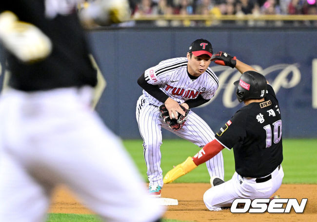 [OSEN=잠실, 최규한 기자] 11일 서울 잠실야구장에서 ‘2024 신한 SOL뱅크 KBO 포스트시즌’ 준플레이오프 5차전 LG 트윈스와 KT 위즈의 경기가 열렸다.LG는 임찬규, KT는 엄상백을 5차전 선발 투수로 내세웠다.7회초 1사 만루 상황 KT 배정대의 추격의 1타점 땅볼 때 LG 유격수 오지환이 주자 황재균을 2루에서 포스아웃 시키고 있다. 2024.10.11 / dreamer@osen.co.kr