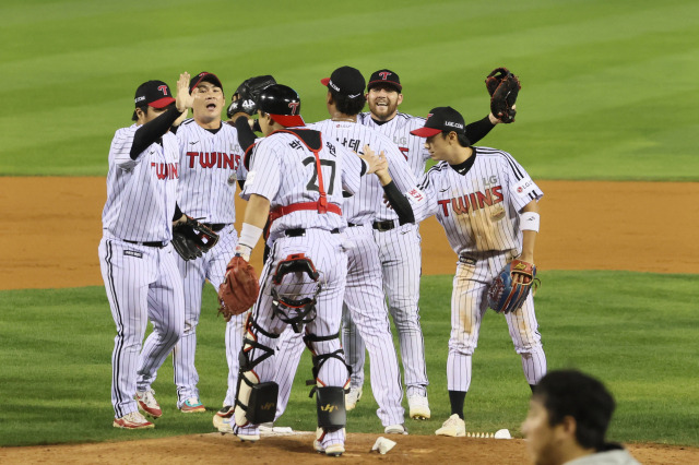 LG 트윈스 선수들이 11일 오후 서울 잠실구장에서 열린 2024 프로야구 신한 SOL뱅크 KBO 포스트시즌 준플레이오프 5차전 LG 트윈스와 kt wiz의 경기에서 승리를 거둔 후 기뻐하고 있다. 연합뉴스