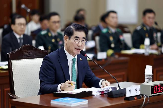 11일 오후 국방부에서 열린 법제사법위원회 군사법원 대상 국정감사에서 김용현 국방부 장관이 의원 질의에 답하고 있다. ⓒ 연합뉴스