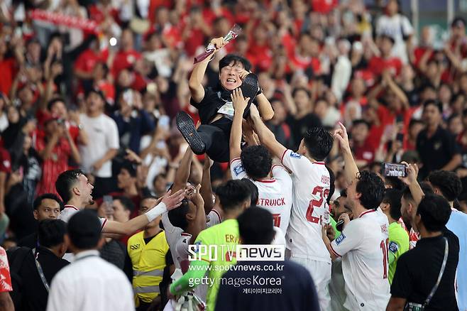 ▲ 인도네시아는 11일(한국시간) 바레인 마나마 국립령기장에서 열린 2026 국제축구연맹(FIFA) 북중미 월드컵 아시아 지역 3차예선 C조 3차전 원정 경기에서 후반 추가시간 동점골을 허용하는 바람에 바레인과 2-2로 비겼다. 신태용 인도네시아 대표팀 감독은 후반 6분까지 주어진 추가 시간을 후반 9분이 될 때까지 유지했다며 분통을 터뜨렸다. 뿐안 아니라 아흐메드 알 카프 주심이 경기 내내 바레인에 편파 판정을 했다고 기자회견장에서 주장했다. 인도네시아 축구협회도 FIFA에 공식 서한을 보내 항의했다.