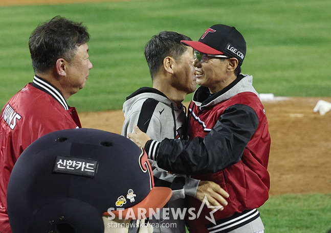 [포토] 염경엽 감독 '사장, 단장과 차례로 포옹'