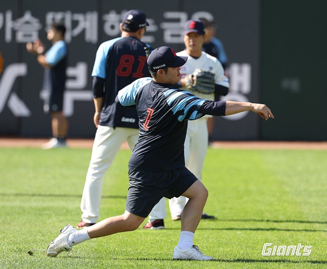 롯데 한현희가 11일 부산 사직야구장에서 열린 팀의 마무리훈련에 참가해 캐치볼을 하고 있다. /사진=롯데 자이언츠 제공