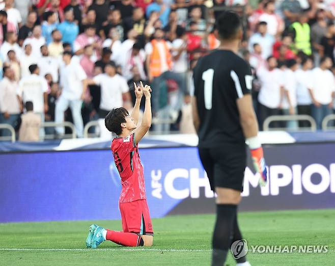 요르단전 악몽 재현은 없다는 의지가 드러난 선제골이었다. 명실상부 현 축구대표팀의 '에이스' 이강인과 10월 소집 기간 부주장으로 헌신하고 있는 베테랑 미드필더 이재성이 선제골을 합작하면서 요르단 홈 팬들의 일방적인 응원 속 뜨겁게 달아오른 암만국제경기장에 찬물을 끼얹었다. 사진 연합뉴스